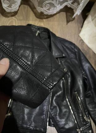 Женская черная куртка косуха кожанка5 фото