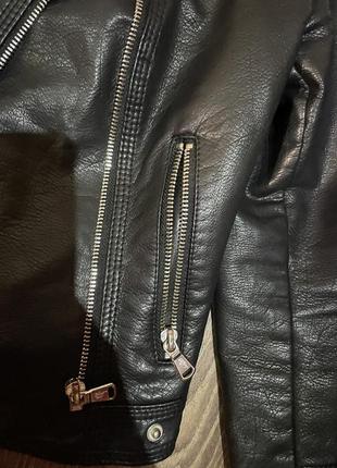 Женская черная куртка косуха кожанка3 фото