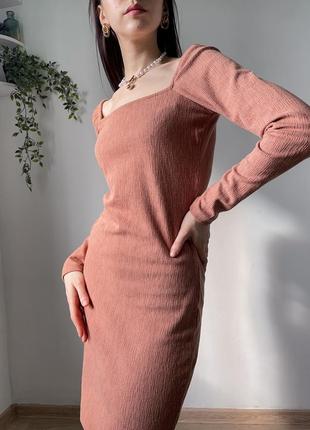 Платье с длинными рукавами с квадратным вырезом декольте бежевое осенние теплое красивое нюдовое4 фото