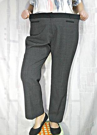 Темно-сірі штани з чорним поясом