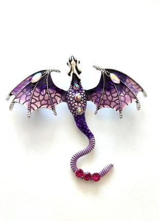 Брошь фиолетовый дракон с камнями большая подвеска1 фото
