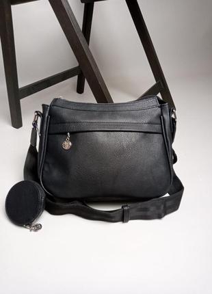 Удобная и функциональная женская черная сумка кросс-боди6 фото