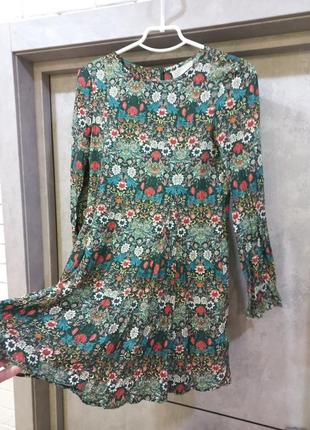 Очень красивая,фирменная,стильная,платье с рукавом