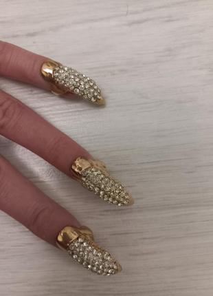 Каблучка з камінням на нігті