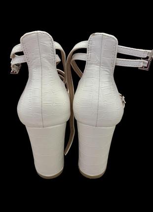 Туфли белые, закрытые, толстый каблук4 фото