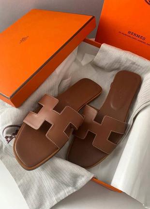 Женские коричневые кожаные шлепанцы в стиле hermes oran эрмес гермес кожа на плоской подошве