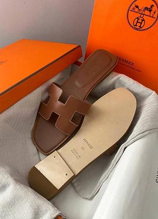 Женские коричневые кожаные шлепанцы в стиле hermes oran эрмес гермес кожа на плоской подошве