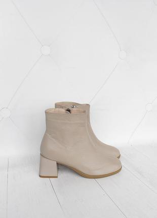 Демисезонные кожаные ботинки, ботильоны 37 размера на удобном каблуке