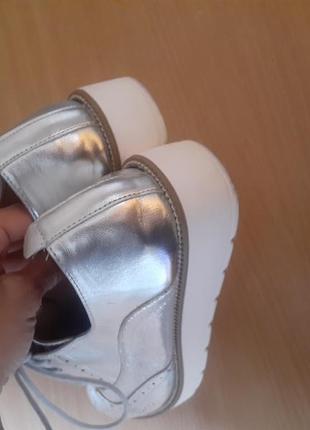 Кроссовки серебряного цвета на шнурках8 фото