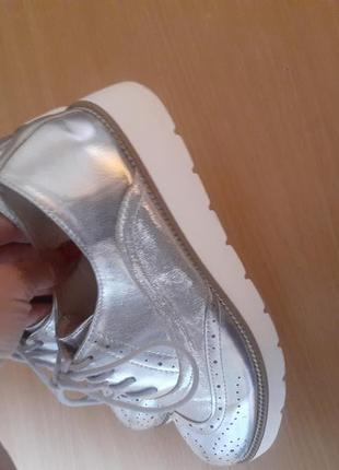 Кроссовки серебряного цвета на шнурках9 фото