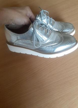 Кроссовки серебряного цвета на шнурках5 фото