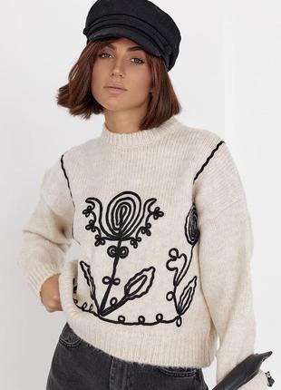 Вязаный женский свитер с аппликацией3 фото