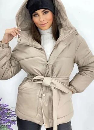 Демісезонна куртка жіноча осіння з капюшоном під пояс