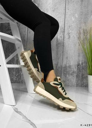 Натуральные кожаные и замшевые бежевые кроссовки со вставками цвета хаки и текстильными вставками5 фото