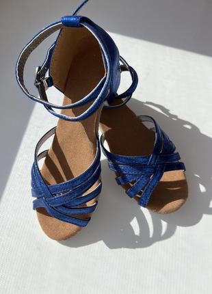 Танцювальні сині туфлі для дівчинки1 фото