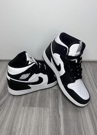 Високі кросівки