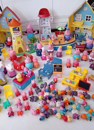 Дім, поїзд, корабель, школа машина маяк і замок свинки пеппи.