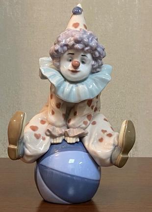 Фарфоровая статуэтка lladro «на мяче».