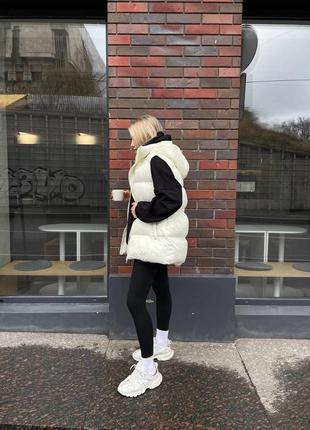 Жилетка удлиненная с капюшоном молочная стеганая