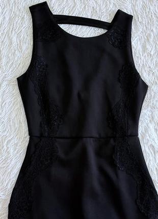 Черное платье h&m с кружевными вставками3 фото