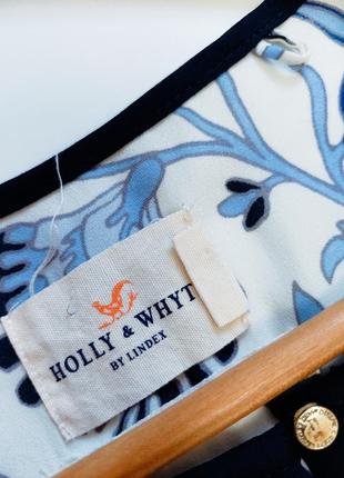 Женская блуза свободного кроя белая с синим принтом цветов от бренда holly &amp;whyte2 фото