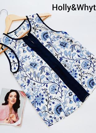 Женская блуза свободного кроя белая с синим принтом цветов от бренда holly &amp;whyte