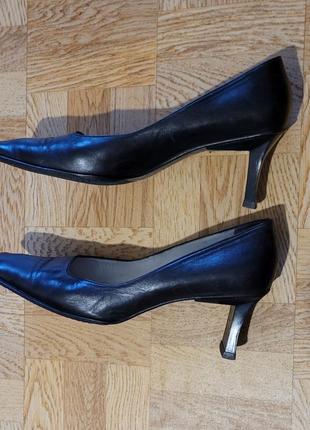 Класичні туфлі жіночі чорні шкіряні італія 38 розмір