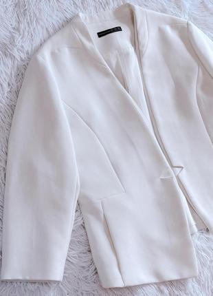 Базовый белый пиджак atmosphere