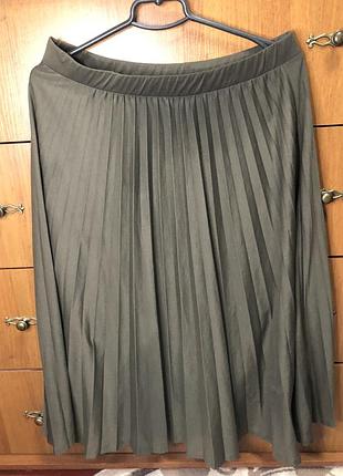 Роскошная плиссированная юбка оливкового цвета хаки