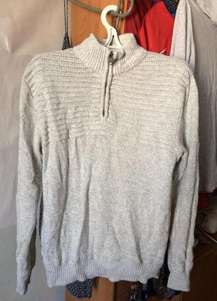 Свитер (джемпер) с длинным рукавом со змейкой и воротником в области шеи.