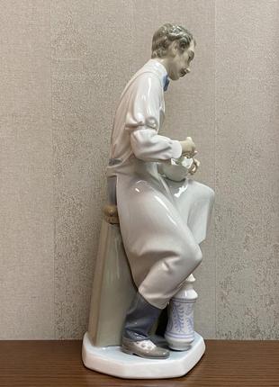 Фарфоровая статуэтка lladro «фармацевт».6 фото