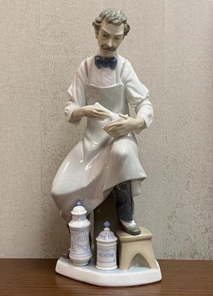 Фарфоровая статуэтка lladro «фармацевт».2 фото