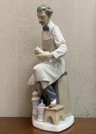 Фарфоровая статуэтка lladro «фармацевт».3 фото