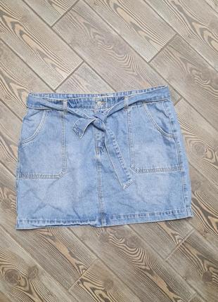 Стильная джинсовая юбка с поясом1 фото