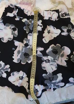 Чорна спідниця - шорти з квітами3 фото