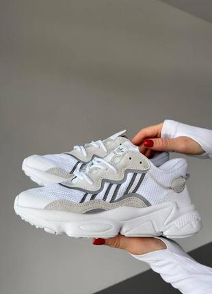 Женские кроссовки adidas ozweego. цвет белый с серым