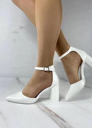 Белые туфли с ремешком