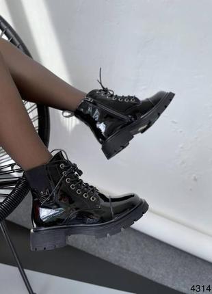 Черные лакированные демисезонные ботинки ботинки
