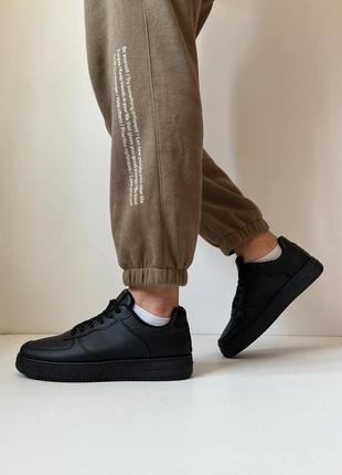 Классические черные мужские кроссовки из эко-кожи4 фото