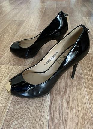 Элегантные туфли erra ladies shoes размер 37 - черный лак, идеальное состояние.