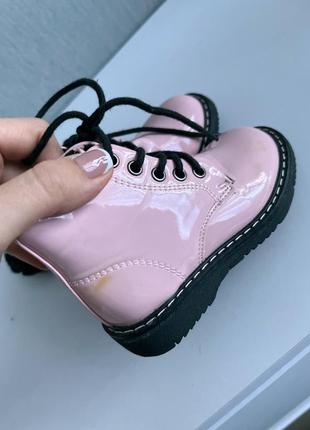 Офигенные розовые ботинки мартенсы лаковые 14см5 фото