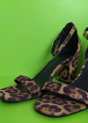 Леопардовые босоножки на устойчивом каблуке fearlesss, 6/395 фото