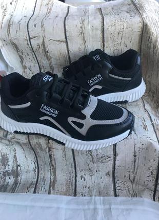 Кросівкі жіночі нові в наявності.