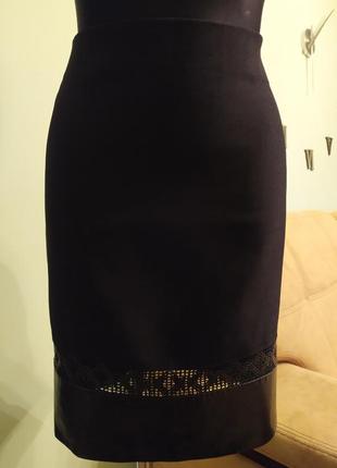Стильная черная юбка со вставкой из экокожи