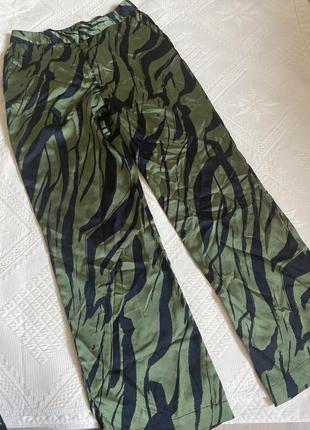 Штаны женские атласные зеленые брюки с черным принт зебра - м3 фото