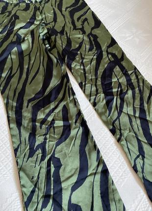 Штаны женские атласные зеленые брюки с черным принт зебра - м4 фото