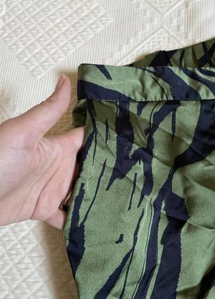 Штаны женские атласные зеленые брюки с черным принт зебра - м6 фото