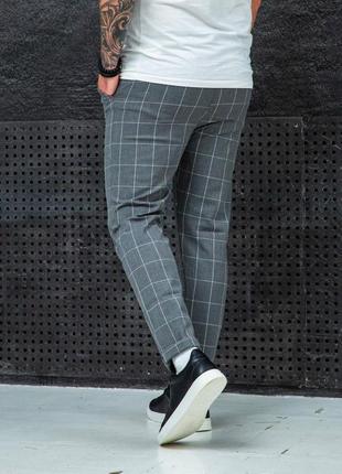 Стильные мужские брюки в клетку светло-серые1 фото