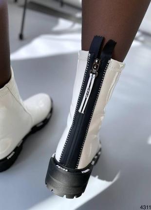 Крутые ботинки женские ботинки челси белые лакированные глянцевые на черной подошве, на замочке сзади 🔥 по низкой цене 🌷2 фото