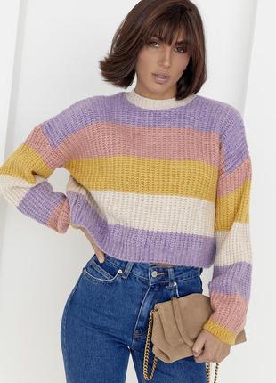 Укороченный вязаный свитер в цветную полоску1 фото
